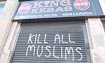 Antimuslimische Schmiererei "KILL ALL MUSLIMS" ("Tötet alle Muslime") auf die Rollade eines Kebabladens. Antislamische Schmiererei "KILL ALL MUSLIMS" ("Tötet alle Muslime") auf die Rollade eines Kebabladens im nordirischen Belfast.