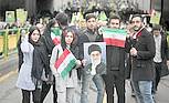 Junge Menschen aus unterschiedlichen Milieus nehmen an den jährlich stattfindenden Revolutionsfeiertage teil. Junge Menschen aus unterschiedlichen Milieus demonstrieren für die Islamische Republik Iran.