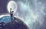 Das Schreiben und das Internet als Empowerment, die Welt zu verändern? Dame mit Laptop auf der Welt sitzend und von Mond angestrahlt.