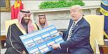 Der saudische Kronprinz Bin Salam im Weißen Haus beim US-Präsidenten Donald Trump, der den Reportern einen Poster von bereits finalisierten Waffenkäufe Saudi-Arabiens zeigt. Vor seiner Präsidentschaft bezeichnete Donald Trump Saudi-Arabien als eine "hässliche reiche Braut" und eine "fette Milchkuh", die von den USA ausgesaugt werden müsse. Mit den geplanten Waffenverkäufen in dreistelliger Milliardenhöhe wird dieses Vorhaben wohl nachgegangen.