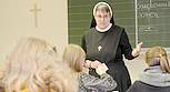 Nonne unterrichtet an der Schule. Eine Ordensfrau unterrichtet in der Schule.