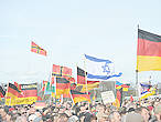 Demo von Neurechten mit israelischen Flaggen Proteste von Neu-Rechten mit israelischen Flaggen: Der Antisemitismus der Alt-Rechten ist von der Islamfeindlichkeit der Neurechten längst abgelöst.